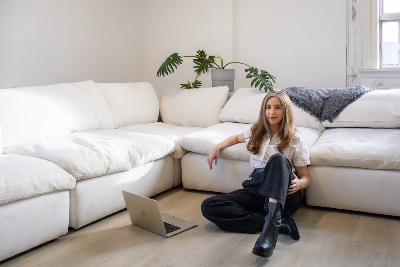 Picture of Emma Wolno Sitting on the Floor with her Laptop Looking at the Camera | 5 Common Blogging Mistakes | Perennial Content